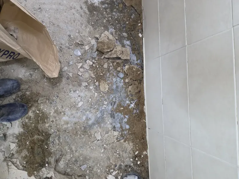 군산 바닥을 깨고 드러낸 화장실 배관 자리