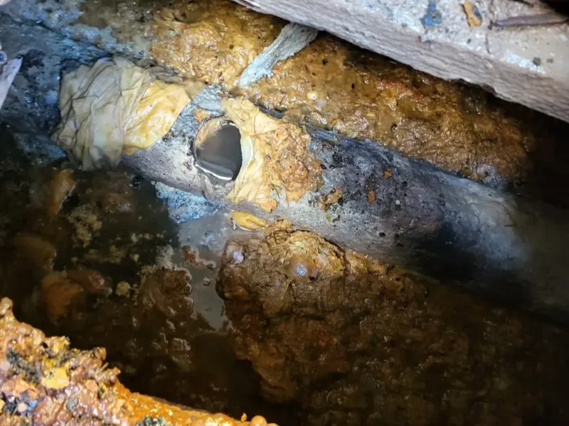 군산 배관 안에 굳어 붙은 찌꺼기