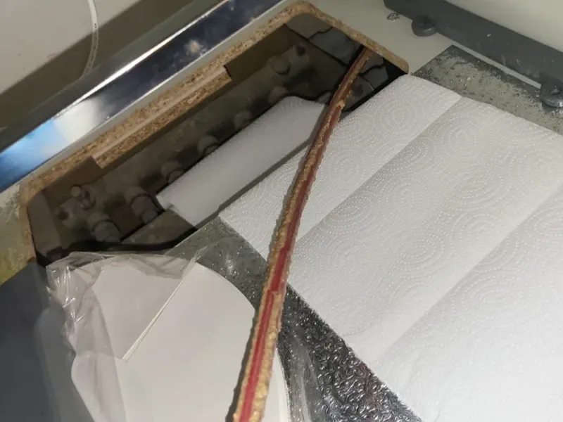 군산 싱크대 하부장 바닥을 열고 스프링을 넣는 모습