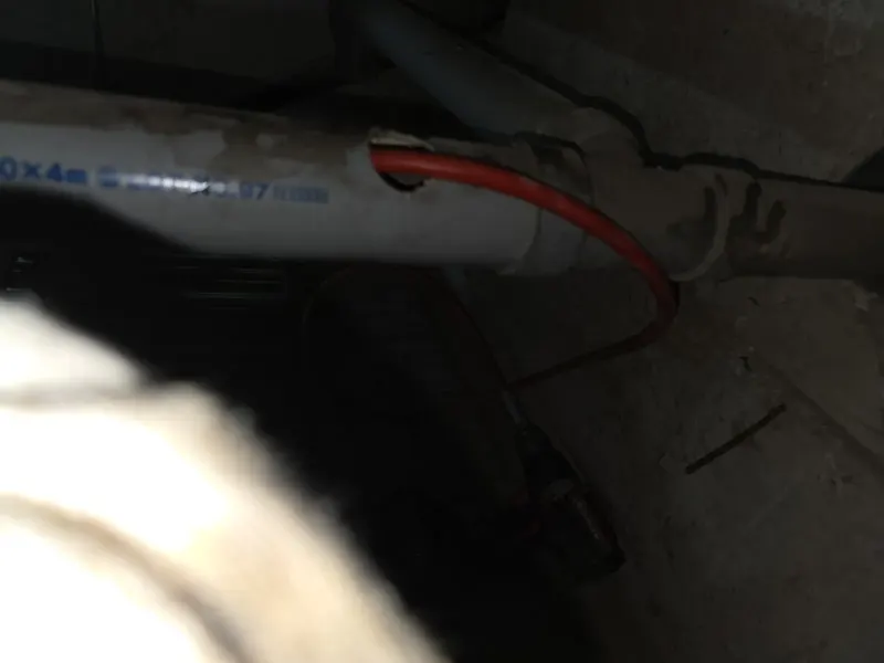 군산 어두운 배관 아래 작업 구멍에 넣은 장비 줄