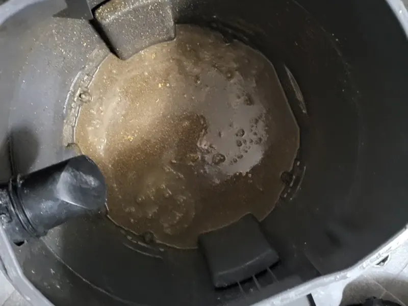 군산 석션 장비 통에 빨려 나온 오수와 찌꺼기